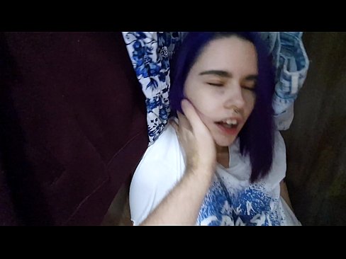 ❤️ Lorg mi mo sis anns a’ chlòsaid agus chuidich i cum ❤️ Porn dachaigh leinn ❌️